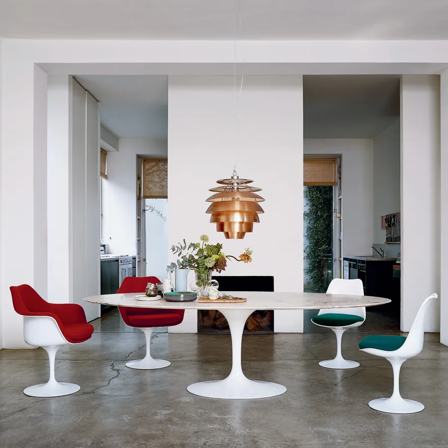 Table tulipe Knoll Saarinen plateau marbre Calacatta dans un salon contemporain · Pedestal Collection 1956 avec chaises tulipe assorties