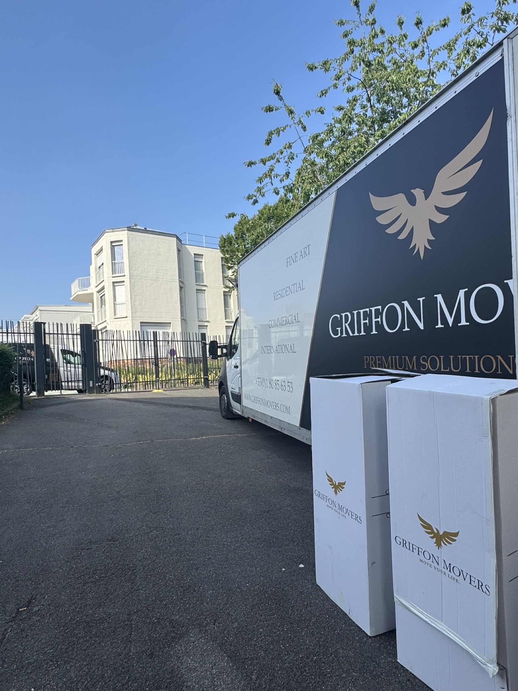 Griffon Movers fleet · head office transfer Paris-Dubai