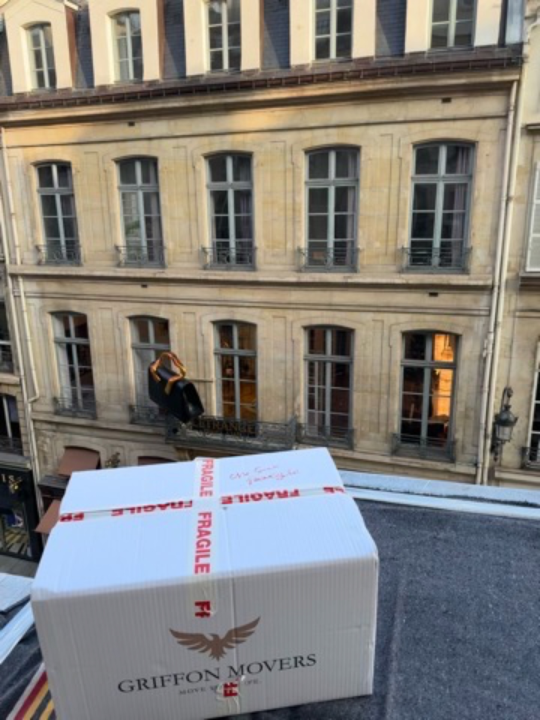Convoyage Griffon dans un quartier parisien haussmannien · service de transport patrimonial
