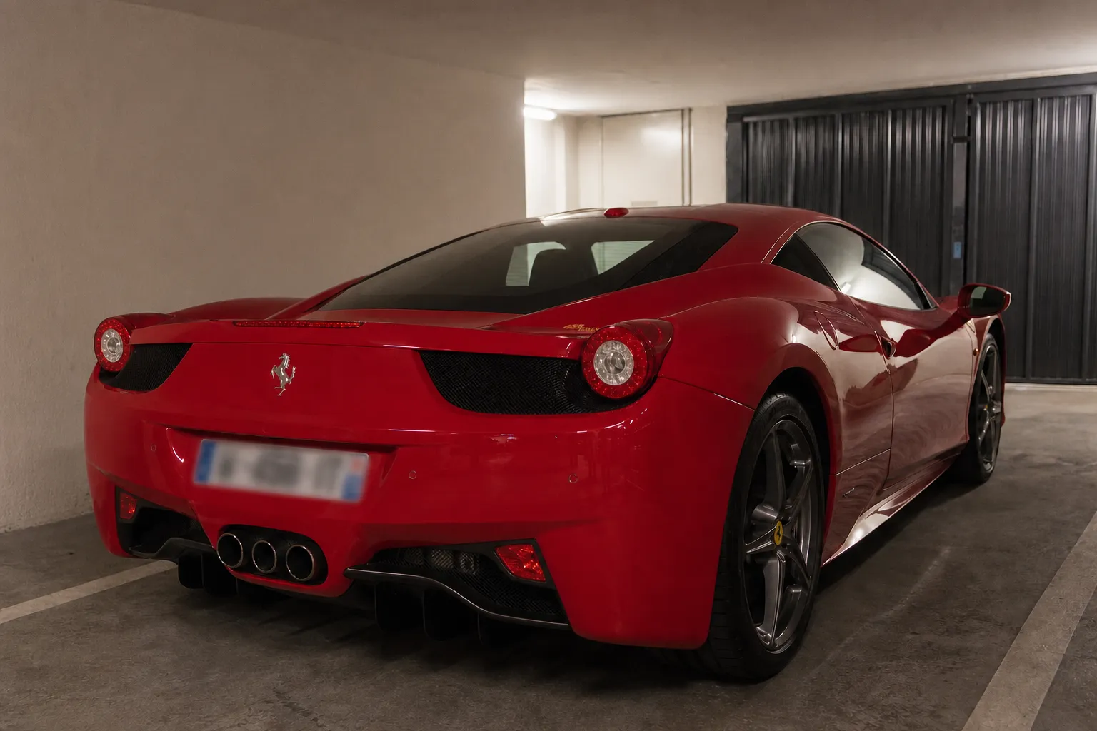 Ferrari 458 rouge en prise en charge par la Maison Griffon avant convoyage, parking privé parisien
