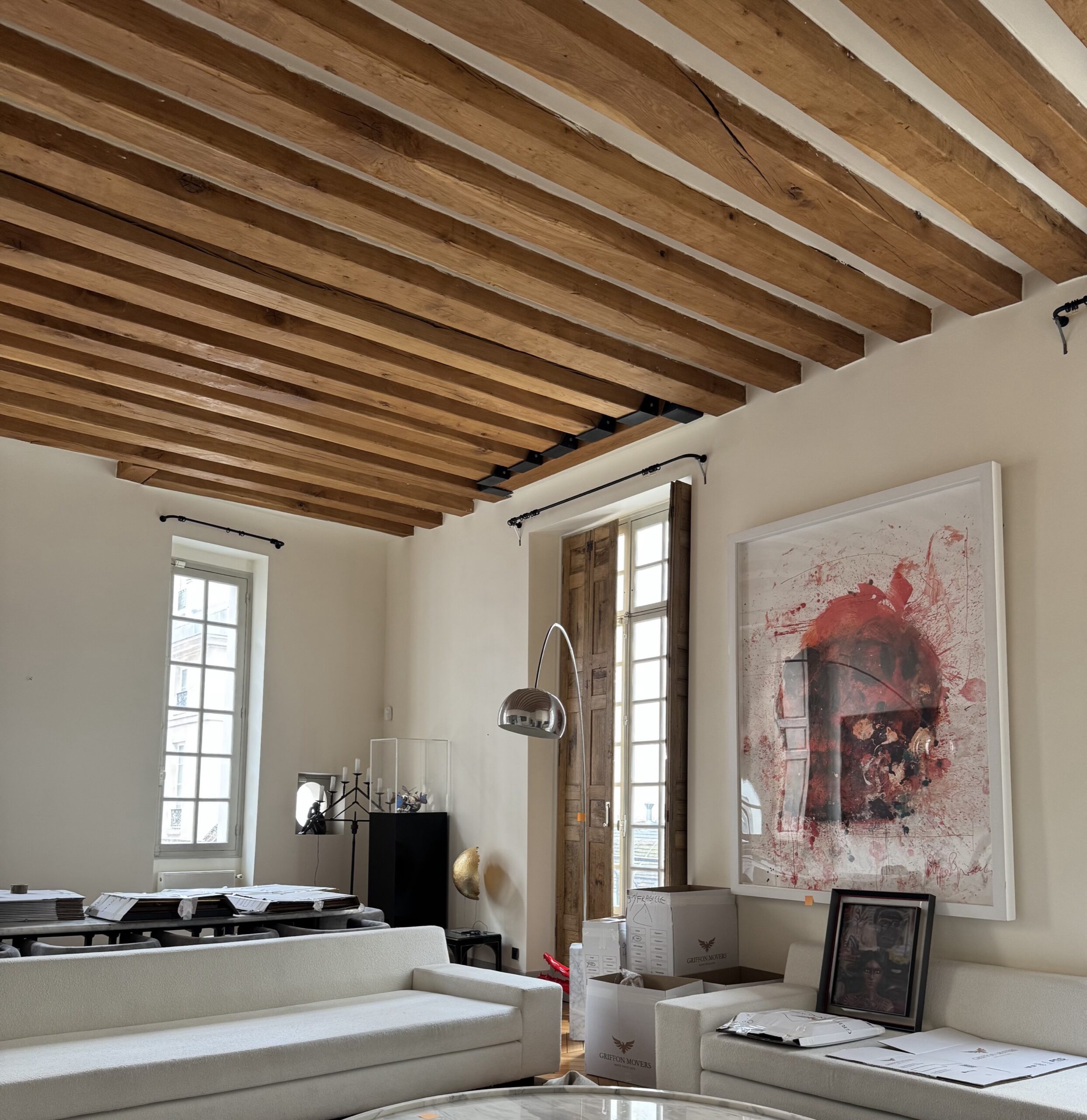 Salon contemporain avec mobilier de collection en cours de préparation · Maison Griffon Paris