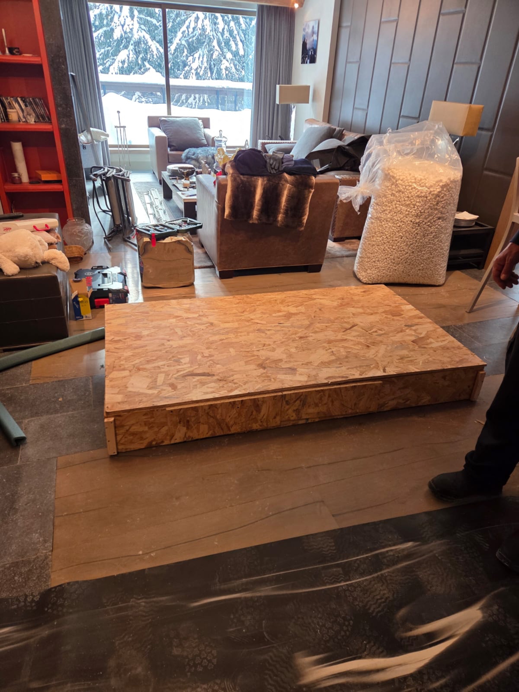 Caisse bois sur mesure dans un chalet de Courchevel, garde-meubles climatisé Griffon Movers