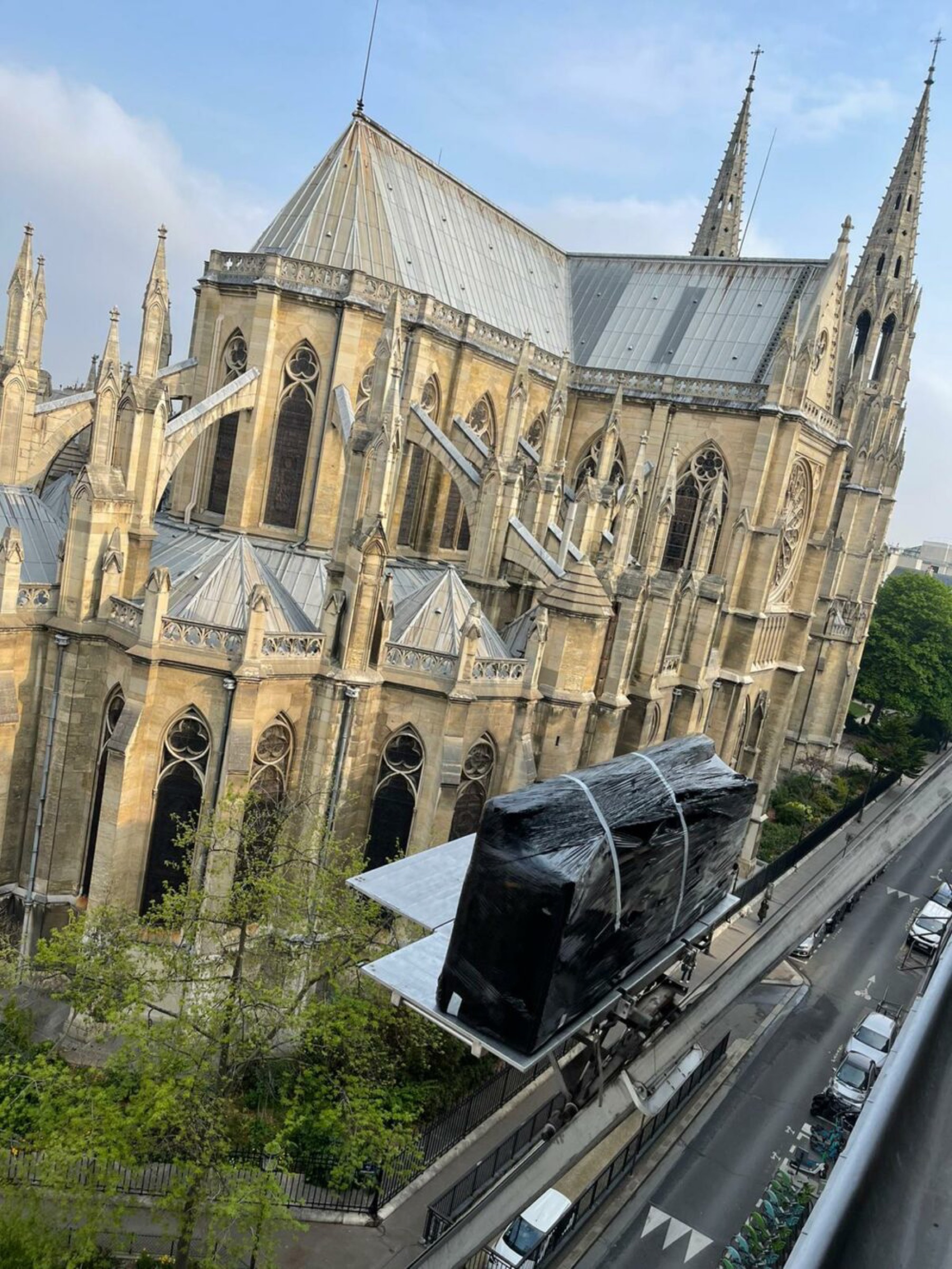 Piano à queue emballé sur monte-meubles télescopique devant la basilique Sainte-Clotilde à Paris 7ᵉ, déménagement piano haut de gamme Griffon Movers