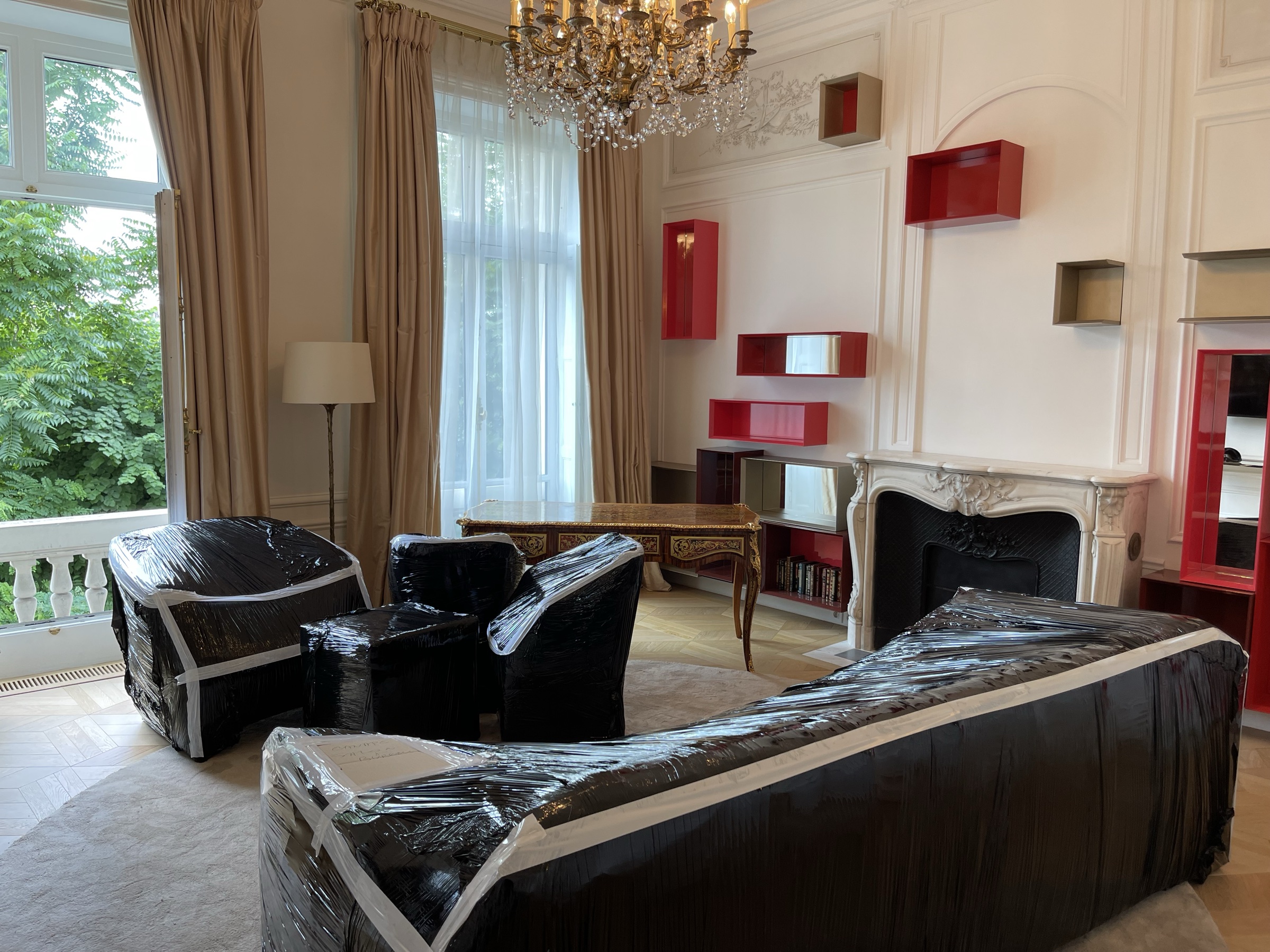 Salon emballé en housses Griffon Movers, résidence privée Paris 7ᵉ, relocation vers Dubaï