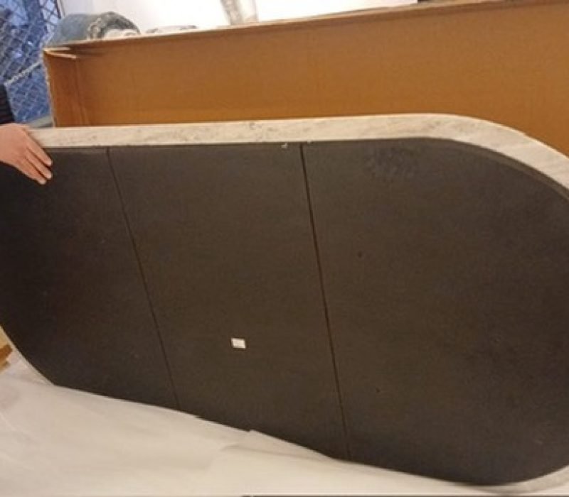 Emballage d'une table en marbre à Monaco