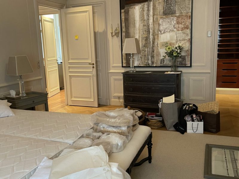 Emballage des objets dans une suite luxueuse