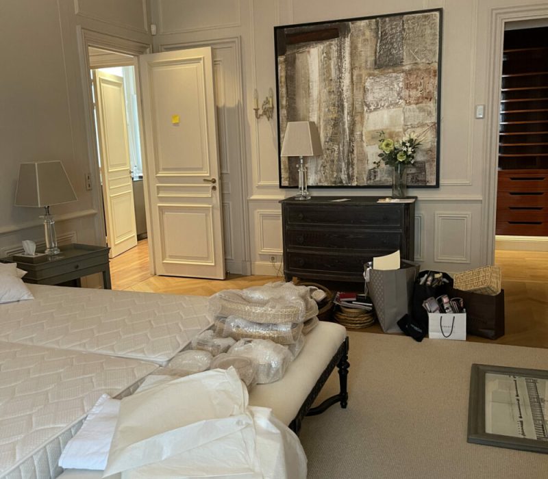 Emballage des objets dans une suite luxueuse